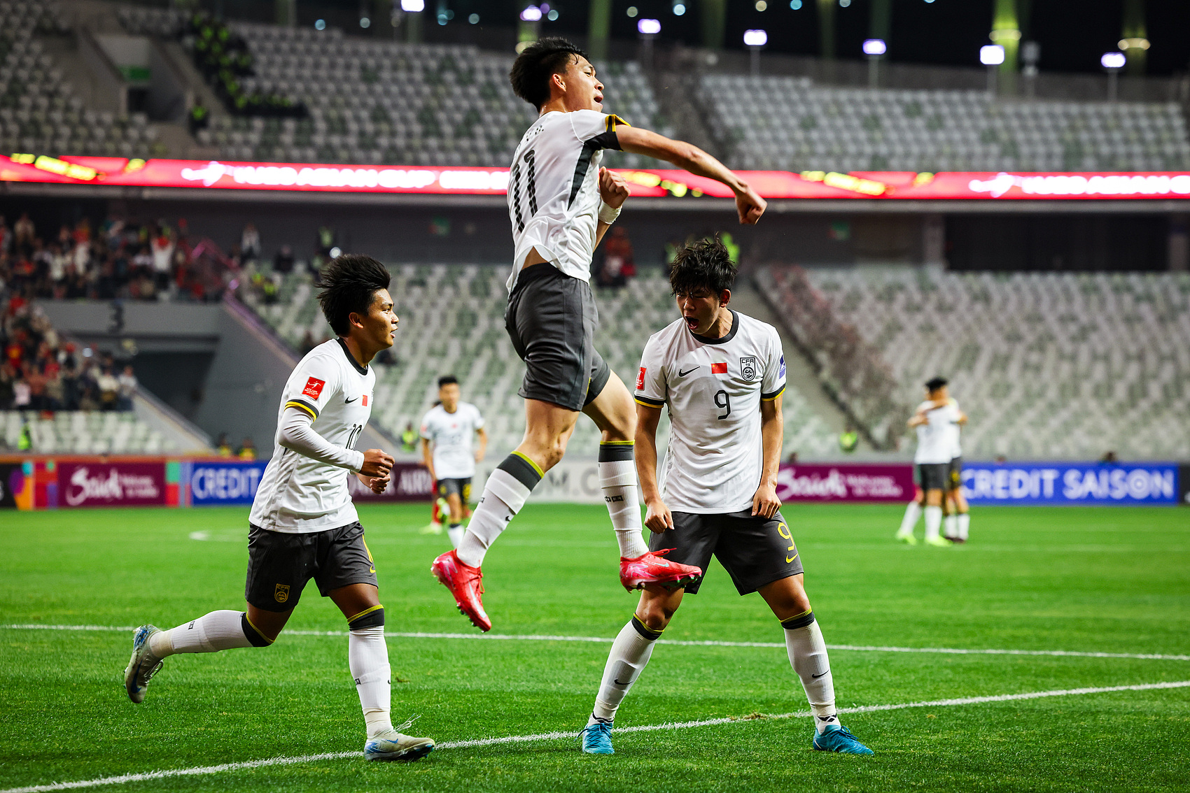  全面壓制！國青半場控球率高達7成，射門比9-3，造對方3張黃牌