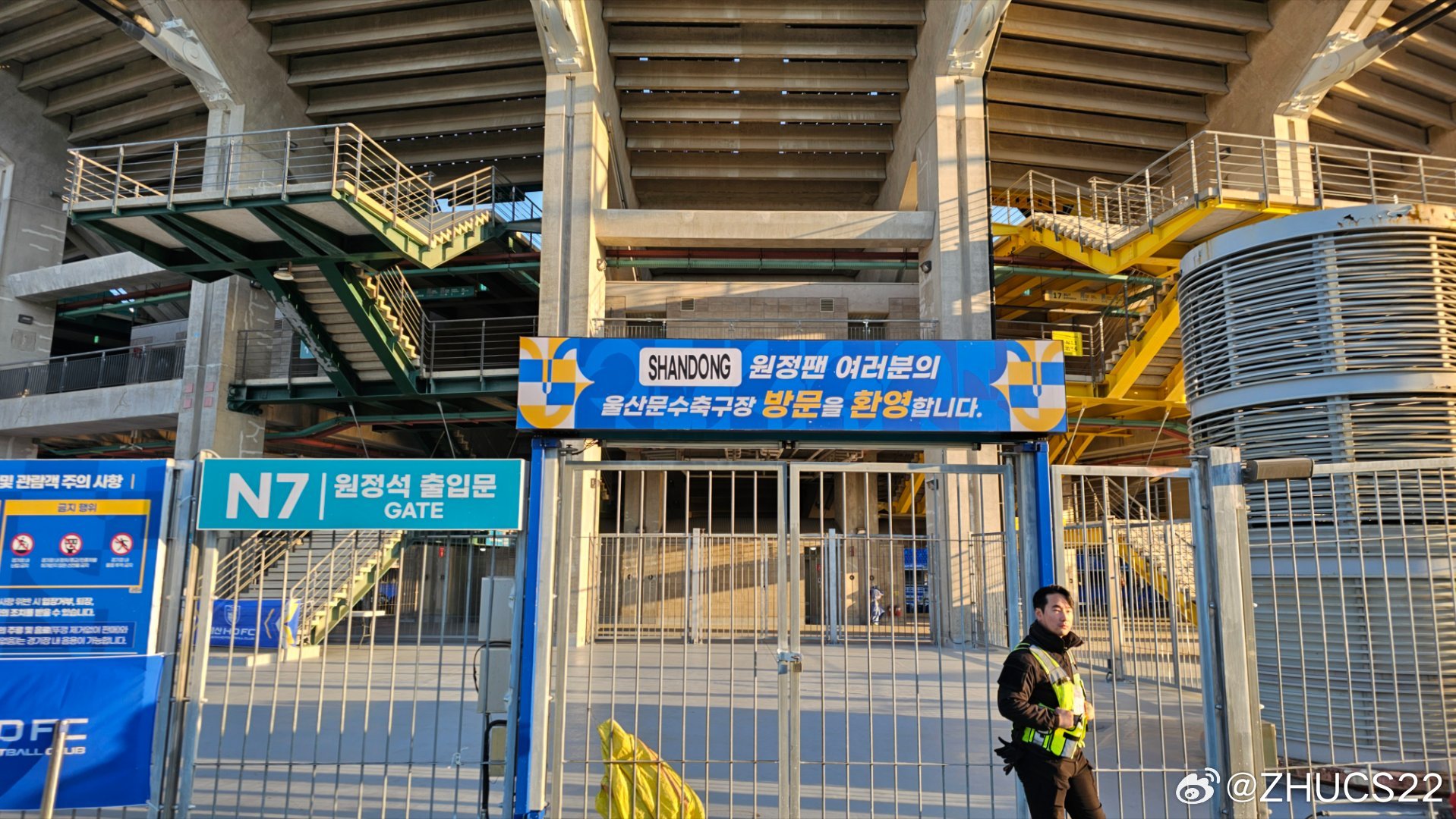  博主：蔚山現(xiàn)場工作人員、轉播車、安保在準備撤場，場外一片安靜