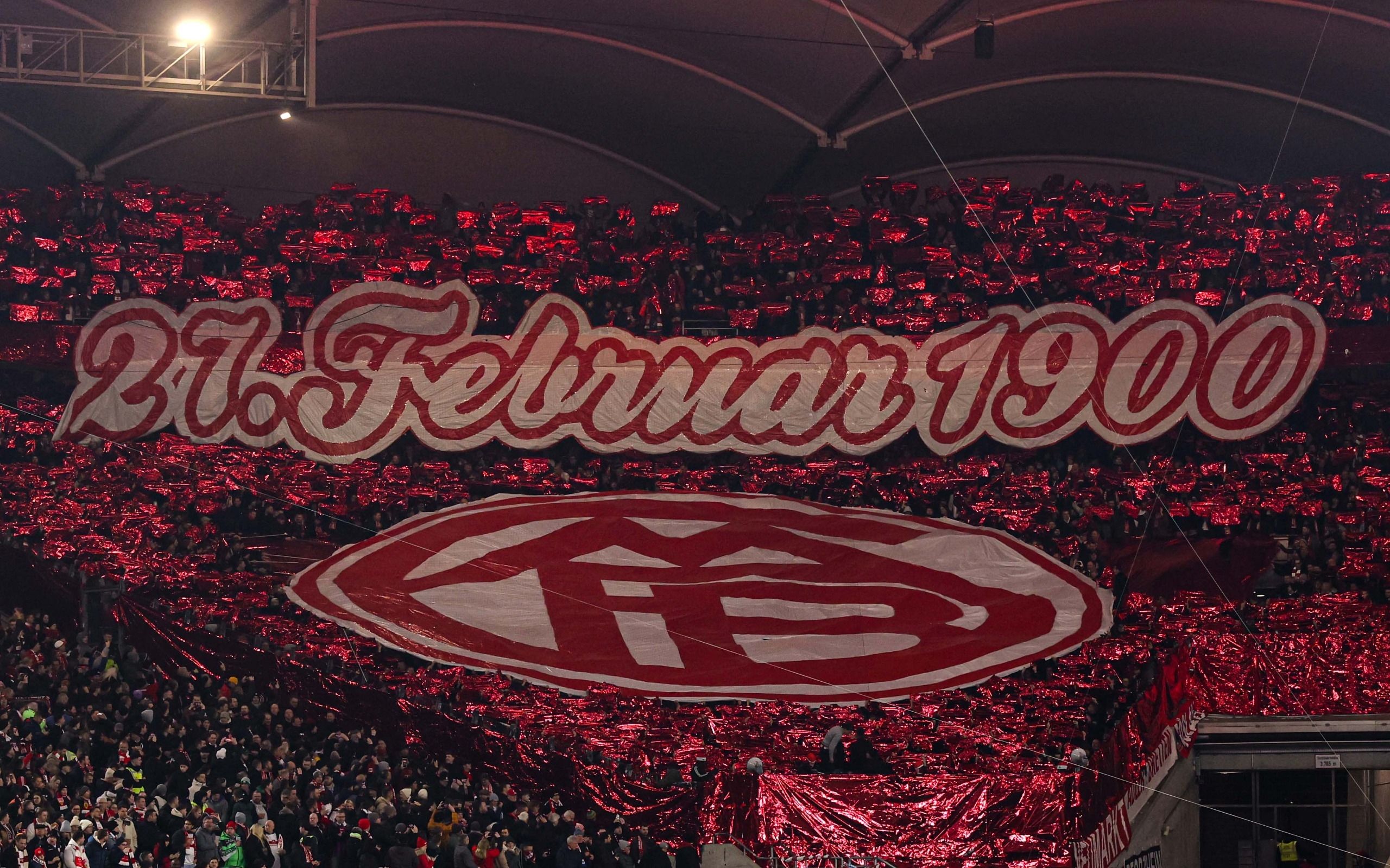  拜仁球迷在看臺展示TIFO，慶祝俱樂部成立125周年