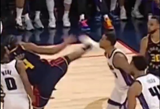  抬腳過高踢到了對(duì)手下巴！NBA官方：穆迪這一動(dòng)作被判1級(jí)惡犯