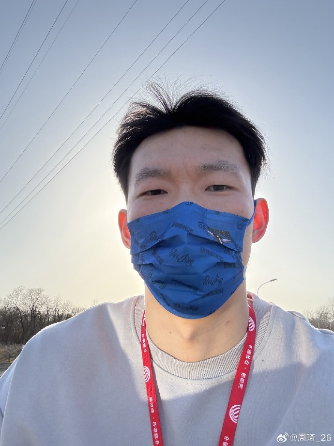  悠閑！周琦騎京牌電動車出行：太陽出來了 開京牌兜兜風(fēng)！