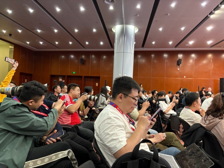  萬(wàn)眾矚目！記者擠滿國(guó)足賽前新聞發(fā)布廳，賽場(chǎng)記者預(yù)計(jì)超300人