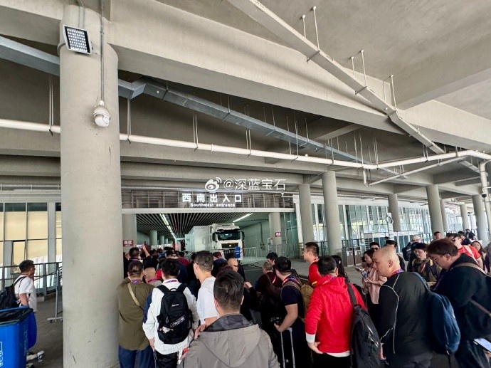  盛況空前！記者曬照：距離中澳之戰(zhàn)還有三小時(shí)，現(xiàn)場(chǎng)記者已超百名