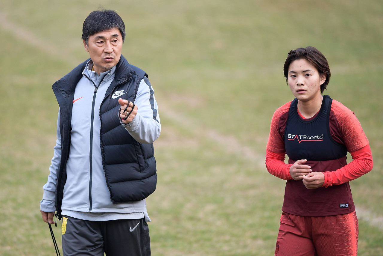  王霜與網友互動時談賈秀全“茶葉梗”：不需要買，是他送我們喝