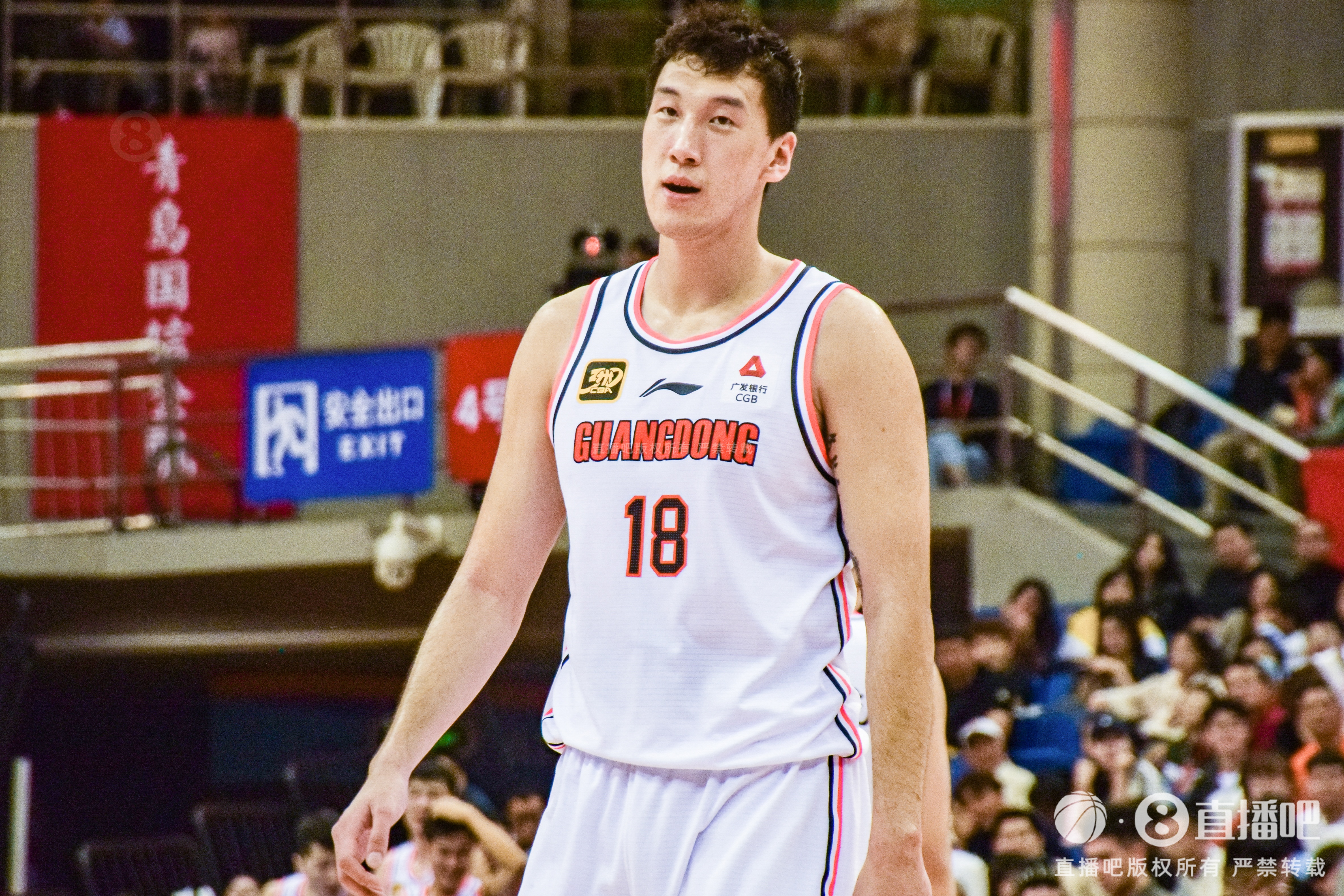  神射手！杜潤旺上半場三分5中4得到12分1板1助1斷