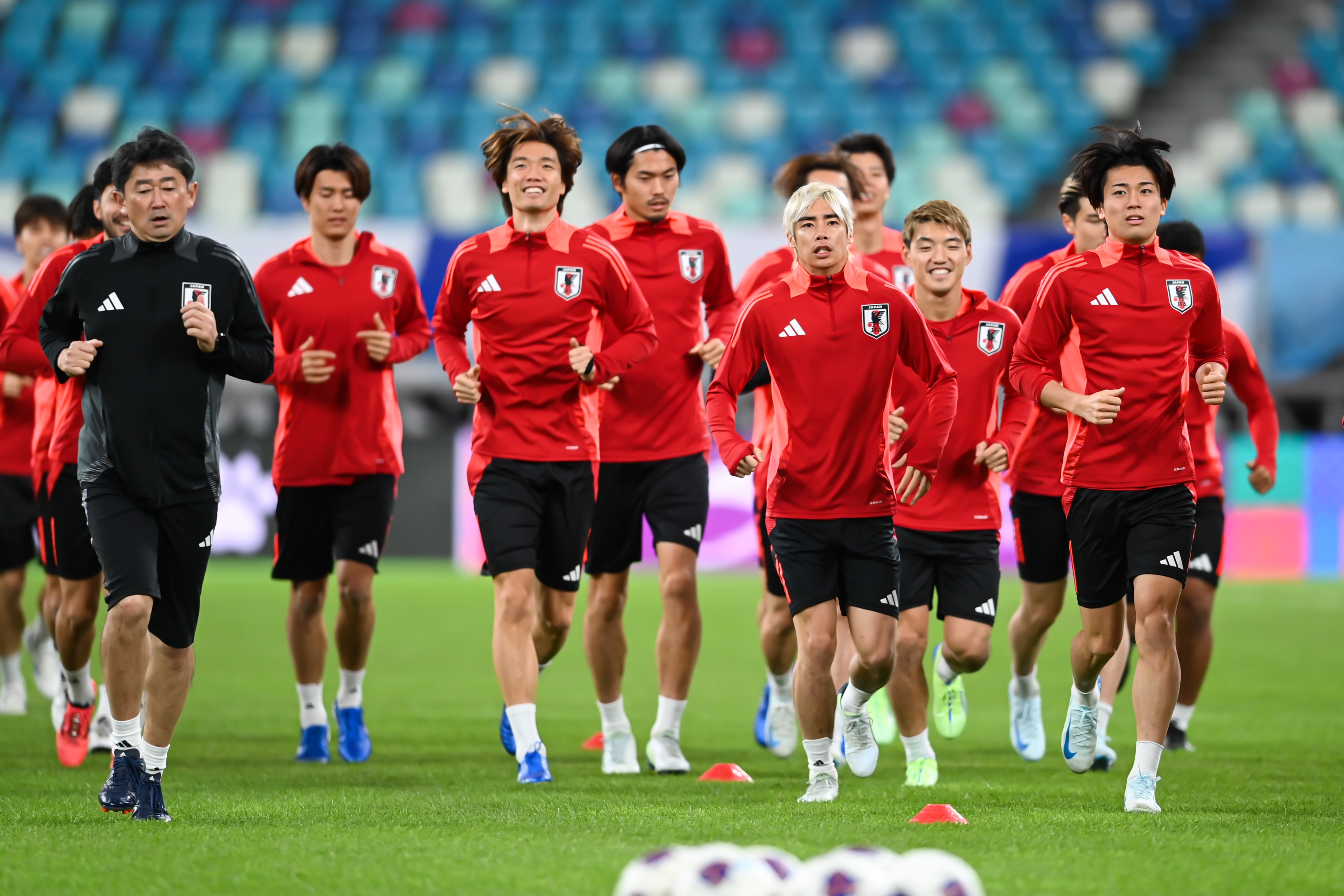  日媒：日本隊(duì)今日進(jìn)行賽前一日踩場(chǎng)訓(xùn)練，三笘薰和長(zhǎng)友佑都缺席