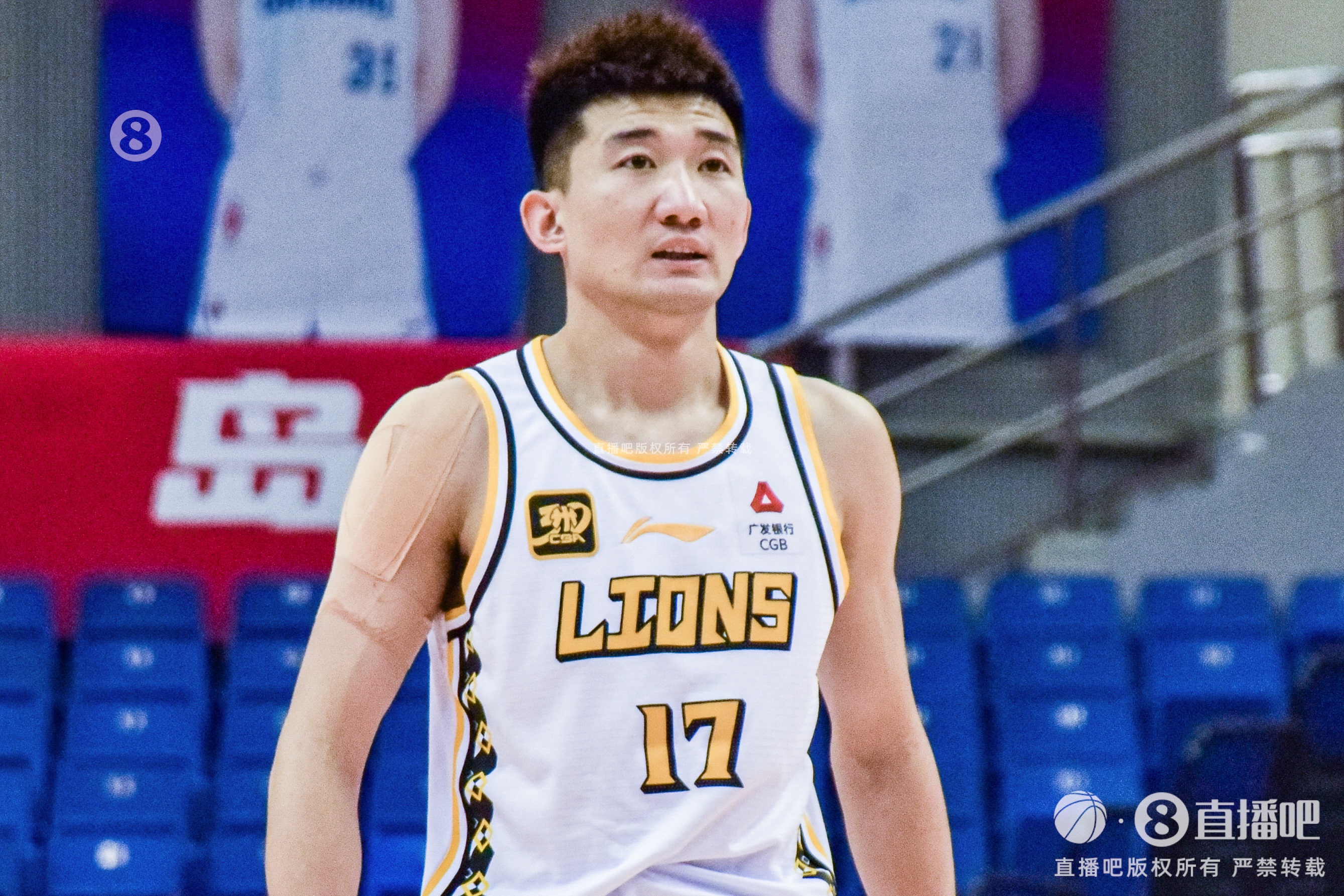  效率太低！孫銘徽15中4拿到15分4板12助2斷1帽 5次犯規(guī)