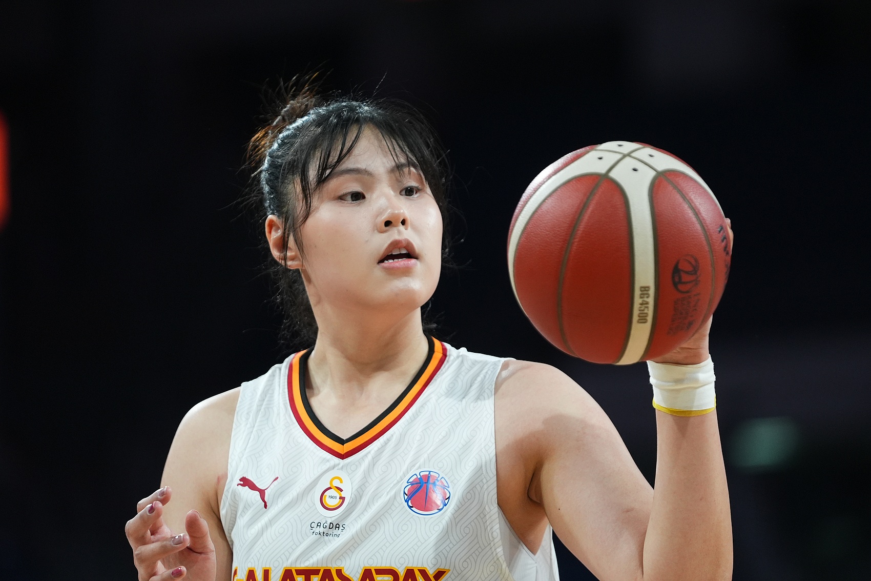 穩(wěn)定高效！李月汝9中6得到18分10板1助2斷1帽 罰球6中6