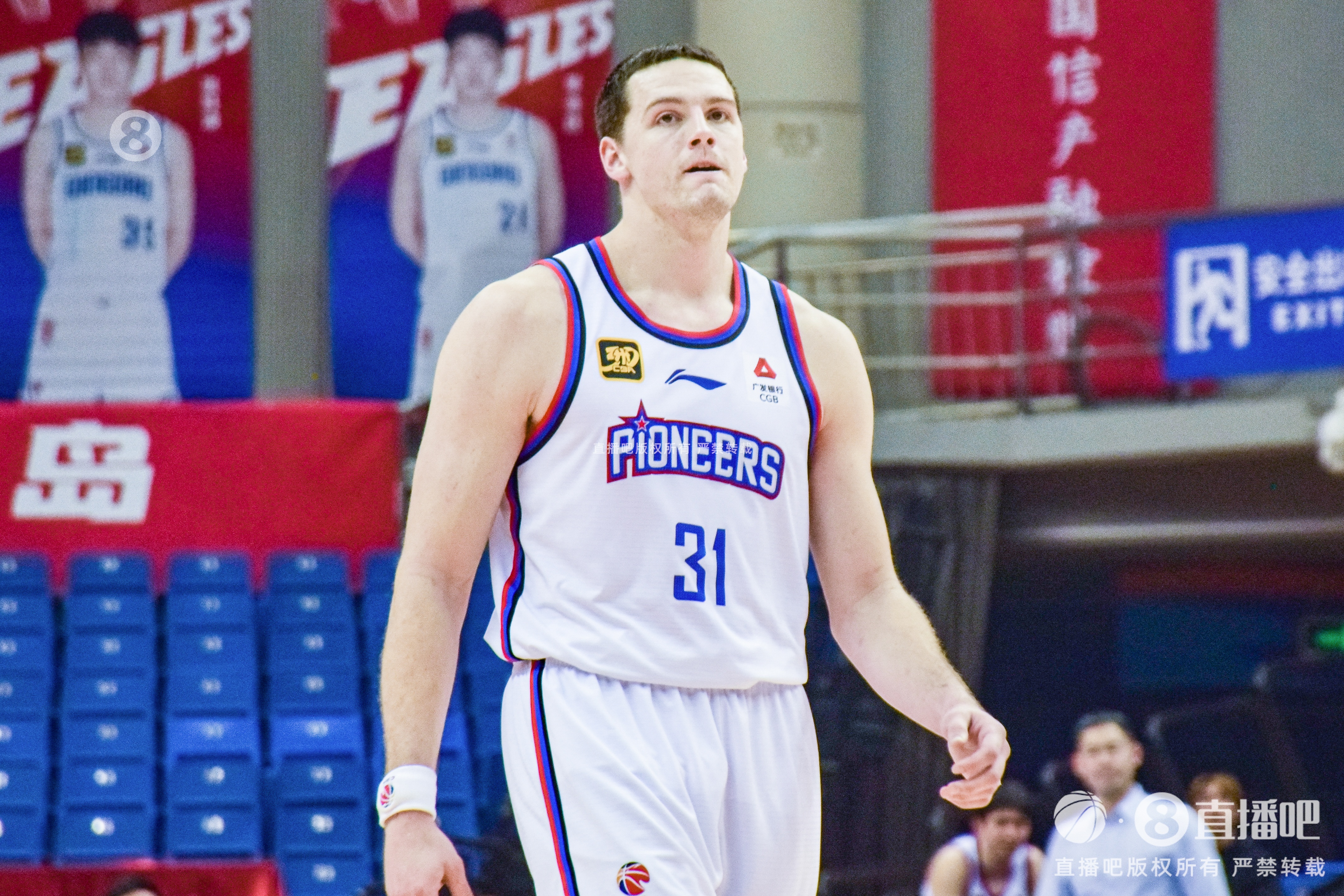 手感來遲了！大衛(wèi)-詹姆斯19中7&三分10中4拿到18分15籃板